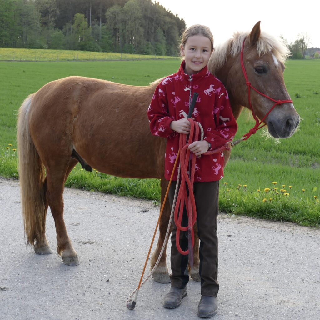 Dana Künstner in ihrer Jugend bei der Bodenarbeit mit Knotenhalfter und Horsemanship-Stick